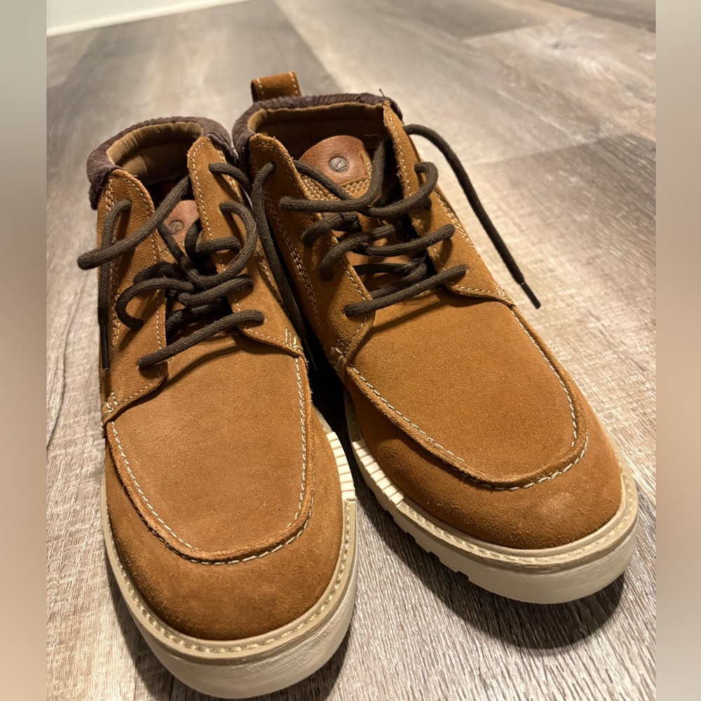 NWOT Clarks Men's Tan Suede Chukka Boots